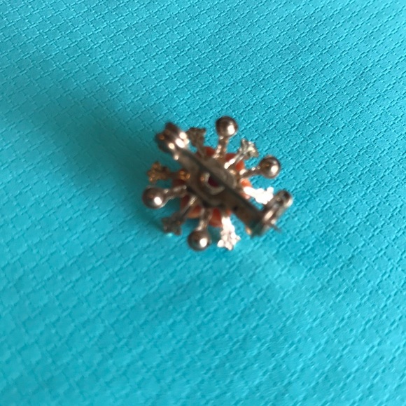 Vintage carved rose brooch - Picture 2 of 3